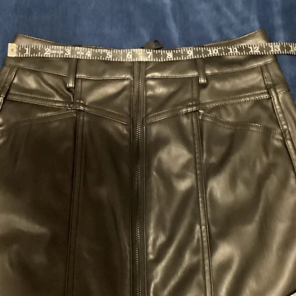 NWT DKNY Size 24 Black Faux Leather‎ Mini Skirt